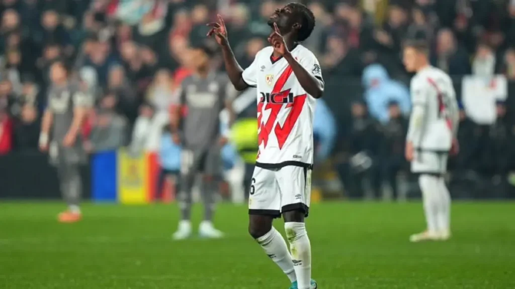 Rayo Vallecano: Abdul Mumin kembali emosional setelah 418 hari absen