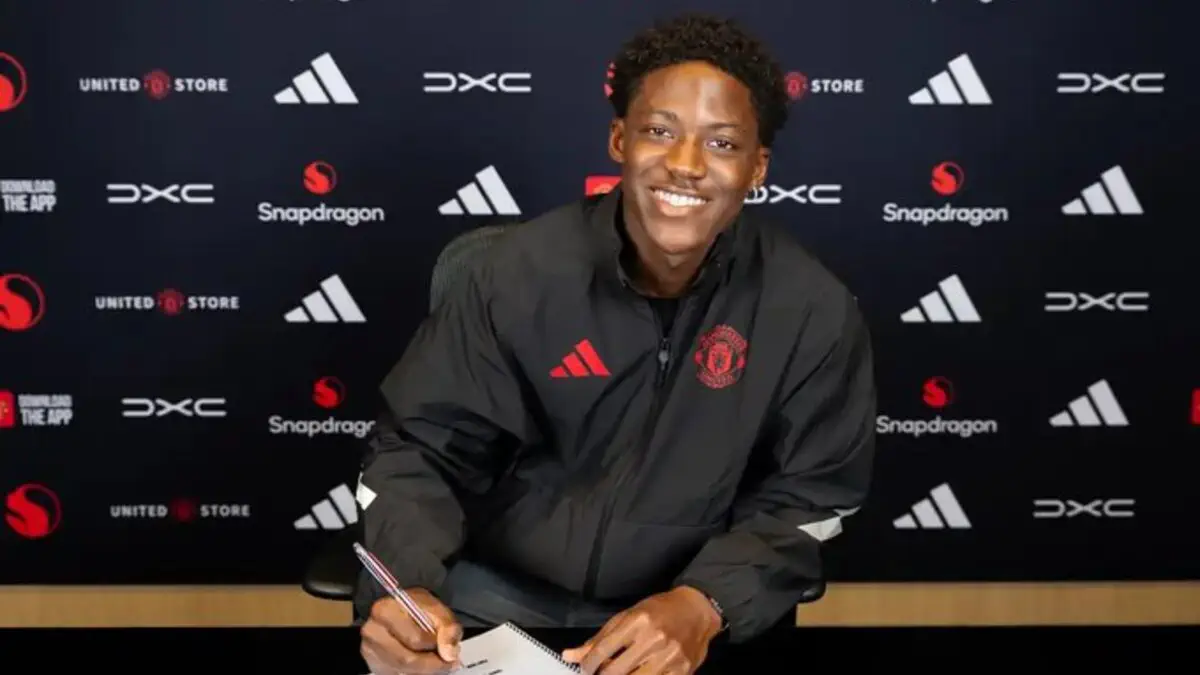 Kobbie Mainoo memperpanjang masa tinggalnya di Manchester United